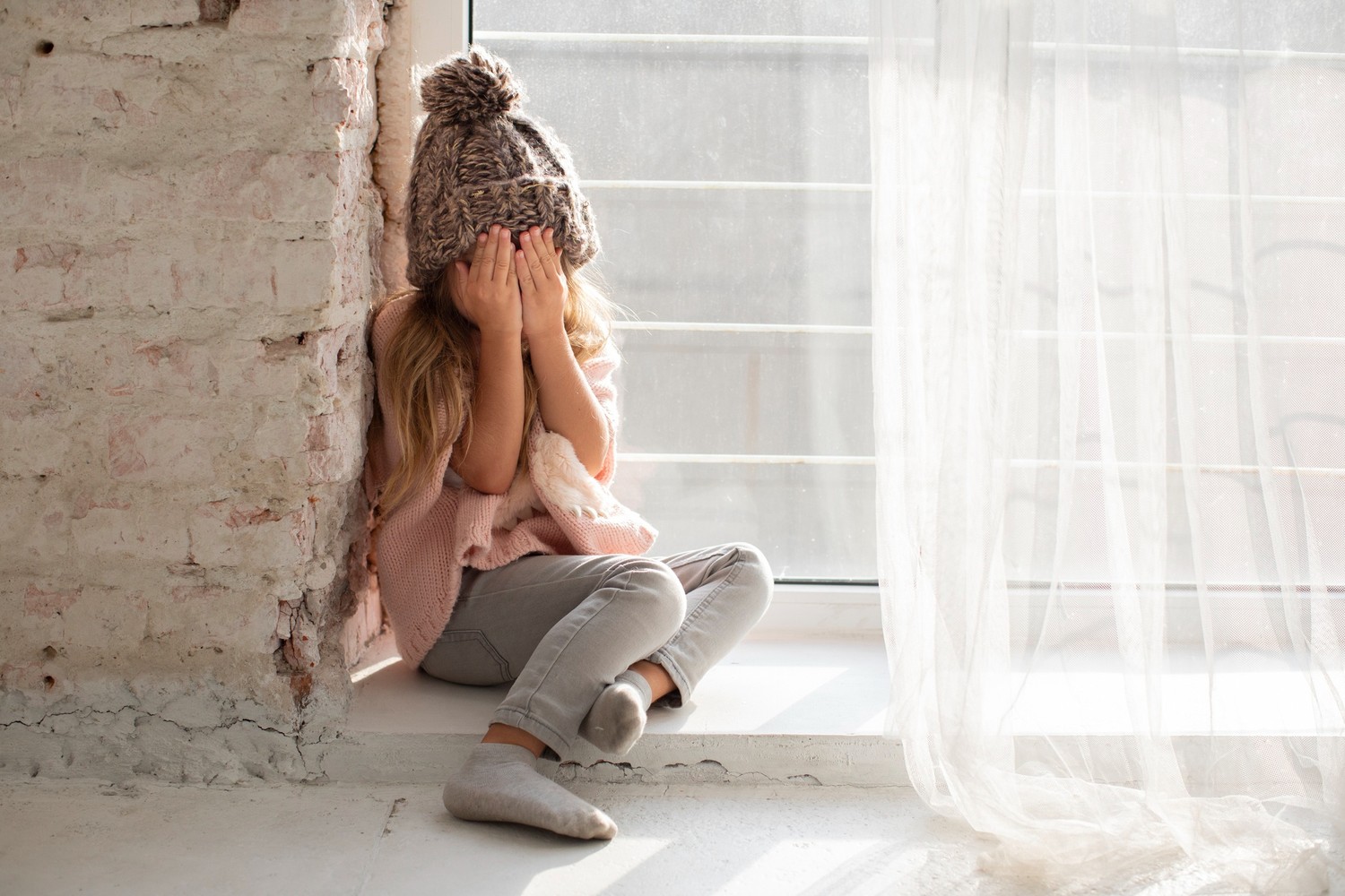 девочка прячется